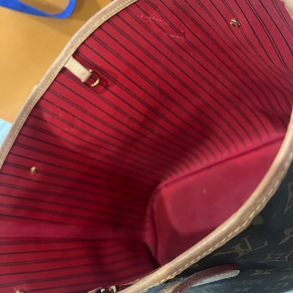 Louis Vuitton MM never full cherry πππ - Picture 10 of 16